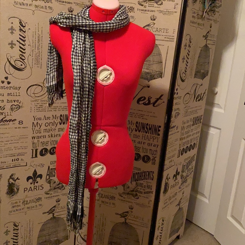 3/$12 SALE 🌈 Black & white fashion scarf